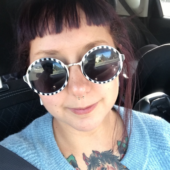 Meet your Posher, Aline - Picture 1 of 1